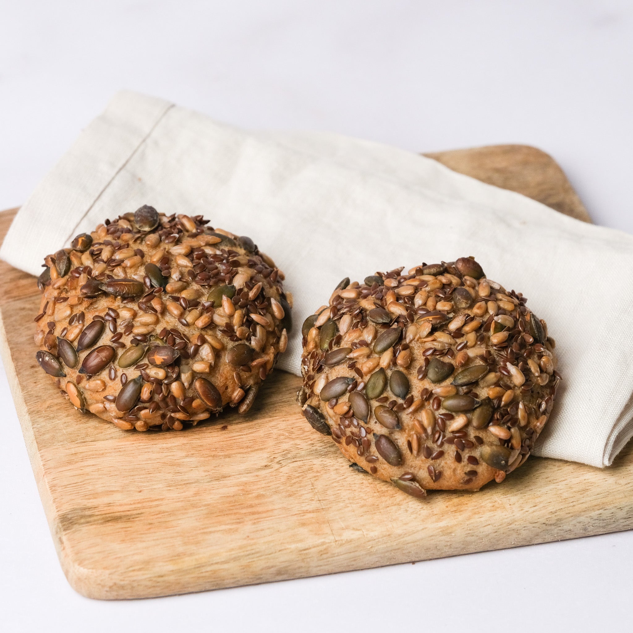 zwei glutenfreie Bio Körnerbrötchen, glutenfreie vegane helle Brötchen, Isabella Glutenfreie Patisserie